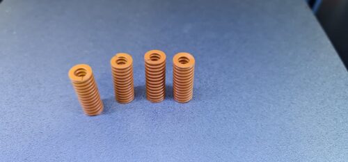 Clique para visualizar em tela cheia Mola Amarela de compressão Forte para nivelamento da hotbed (leveling strong spring compatível com Creality, ANET e outras marcas) - AIMSOAR photo review